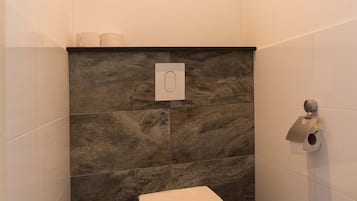 Een haardroger, handdoeken