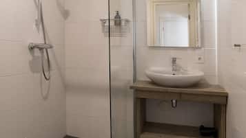 Een douche, een haardroger, handdoeken