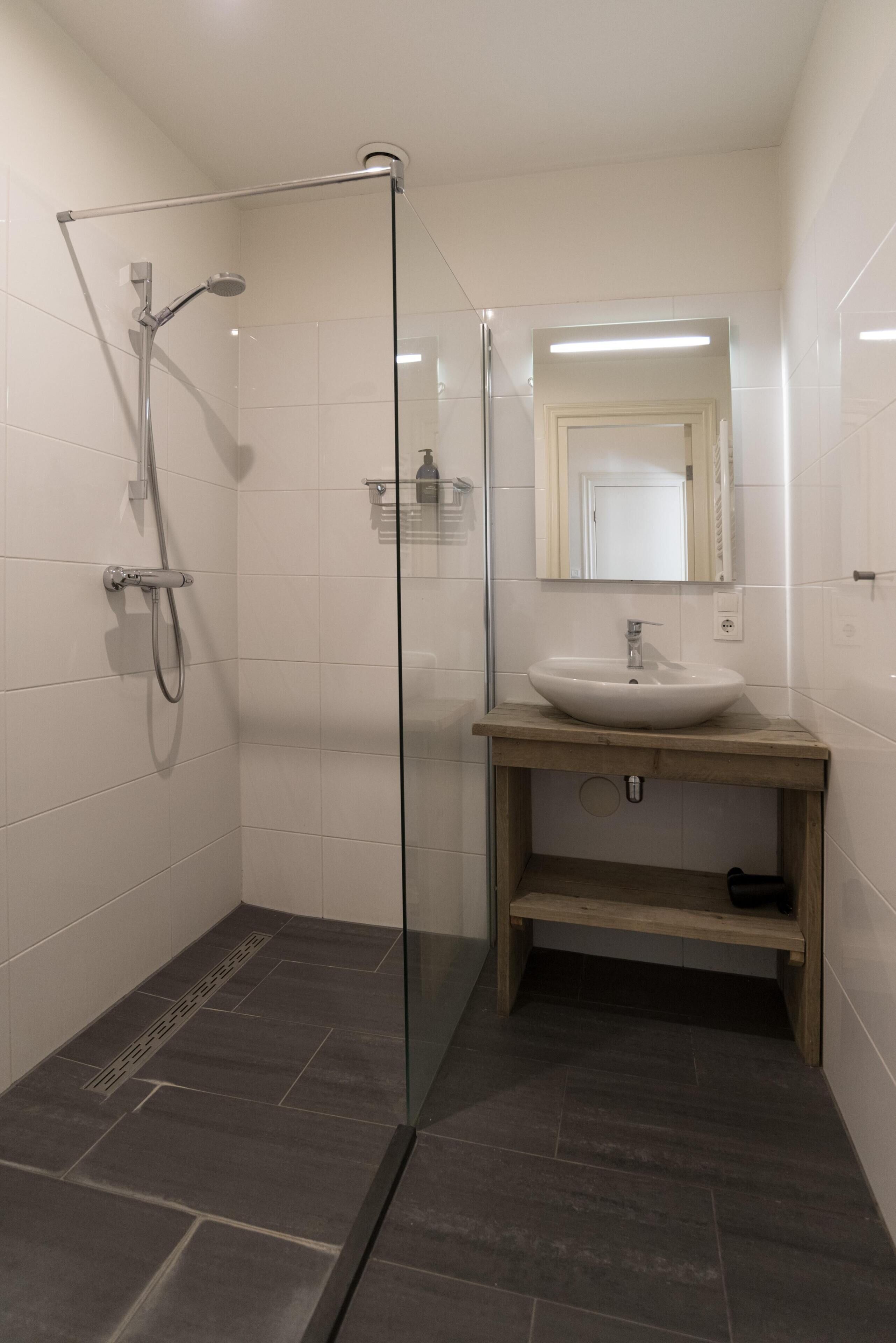 Dusj, hårføner og håndklær