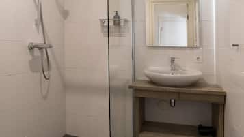 Dusj, hårføner og håndklær