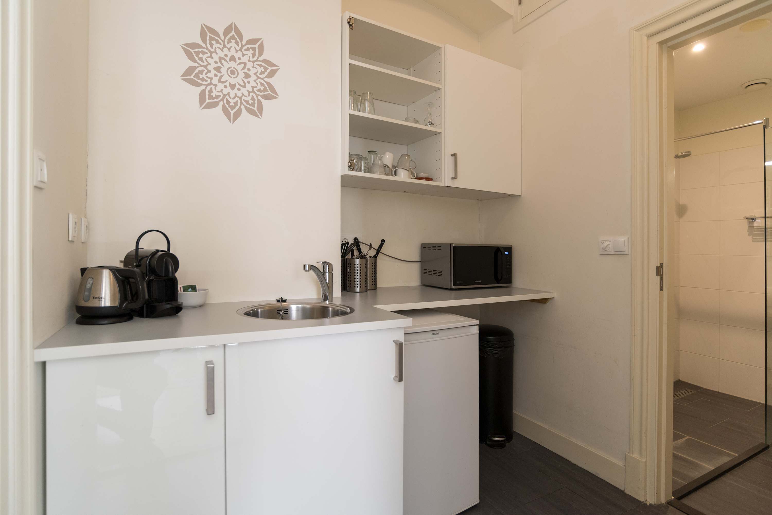 Kjøleskap, mikrobølgeovn og kaffetrakter/tekoker