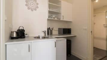 Kjøleskap, mikrobølgeovn og kaffetrakter/tekoker