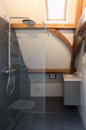 Shower, hair dryer, towels - Six Boutique Hotel - Romantic Attic Room (Haarlem)