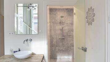 Dusche, Haartrockner, Handtücher