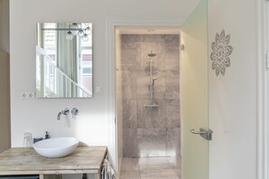 Bruser, hårtørrer, håndklæder