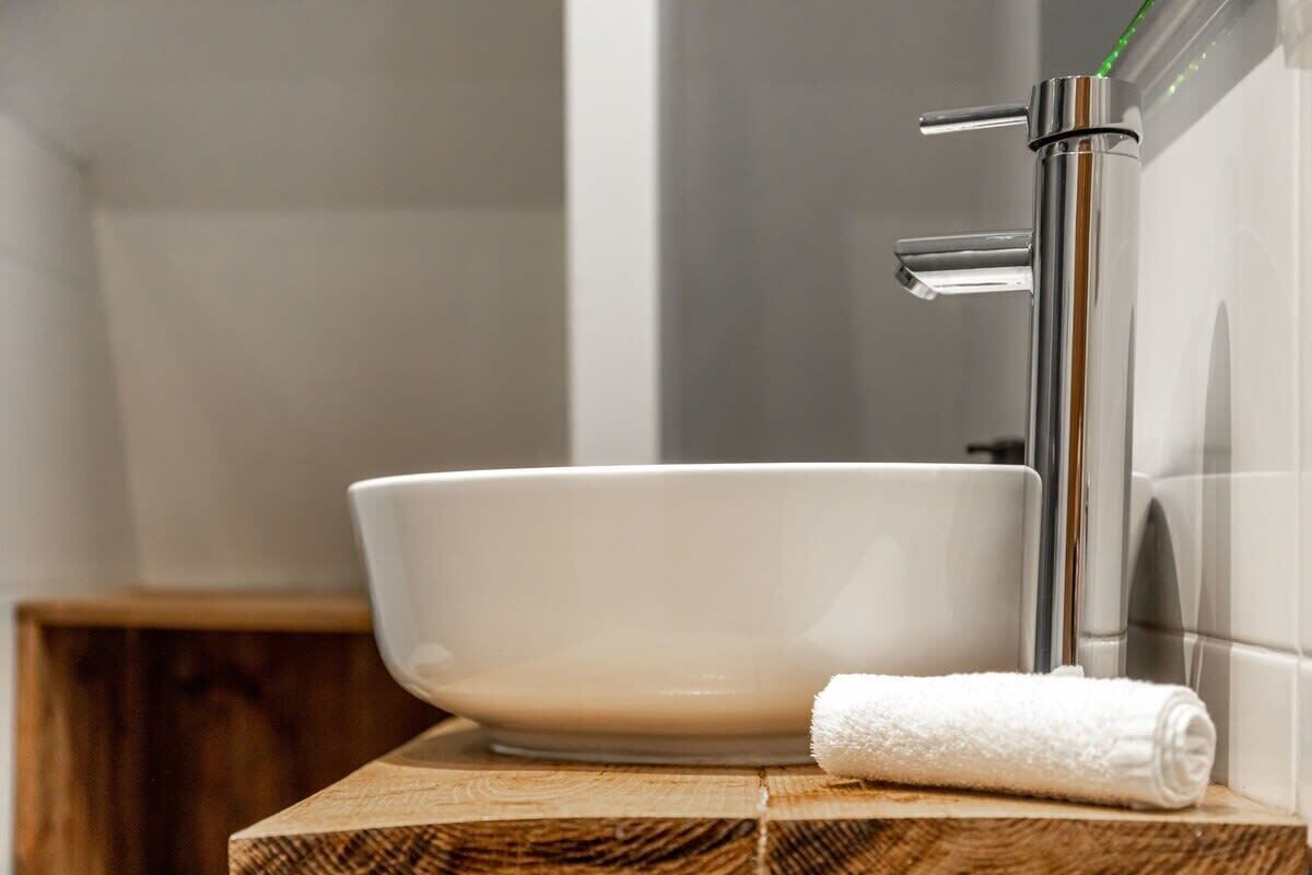 Shower, hair dryer, towels, shampoo