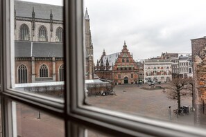 Interior - Oude advertentie Grote markt 19: The Square House (Haarlem)