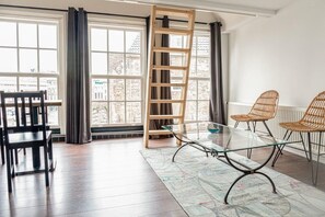 Interior - Oude advertentie Grote markt 19: The Square House (Haarlem)