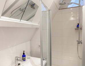 Shower, hair dryer - Oude advertentie Grote markt 19: The Square House (Haarlem)