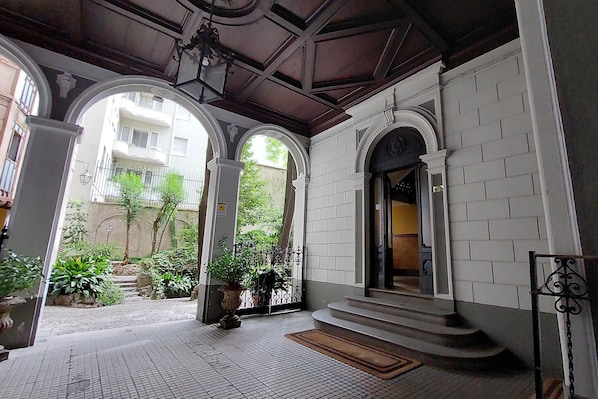 Mặt tiền nơi lưu trú