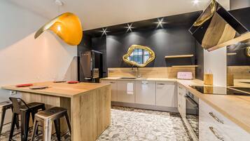 Fridge, oven, stovetop, dishwasher