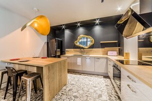 Fridge, oven, stovetop, dishwasher