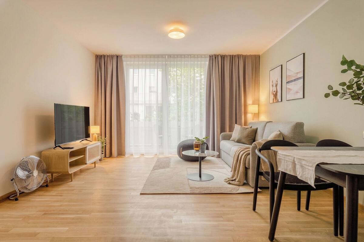 One-bedroom Suite with balcony & courtyard view | Zona de estar | Smart TV de 40 pulgadas con canales por satélite, una televisión