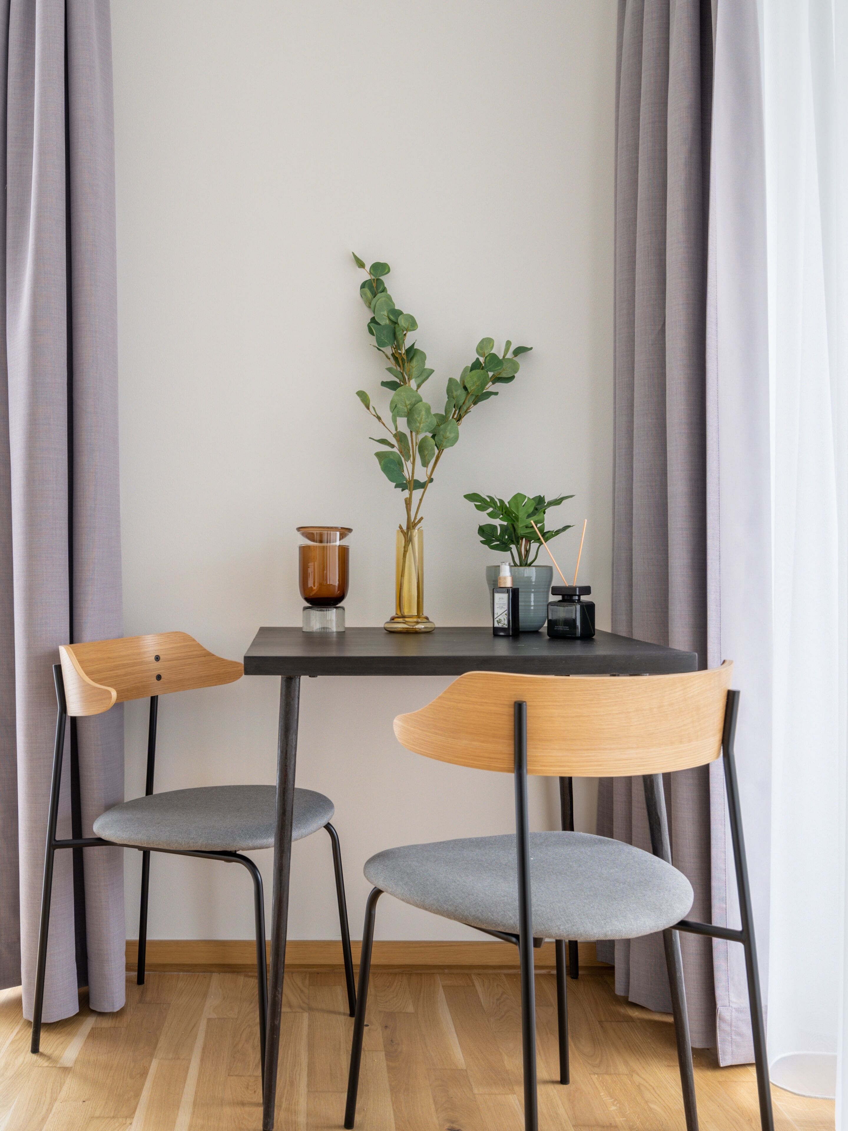 Suite L with loggia & street view | Decoración individual, wifi gratis, ropa de cama