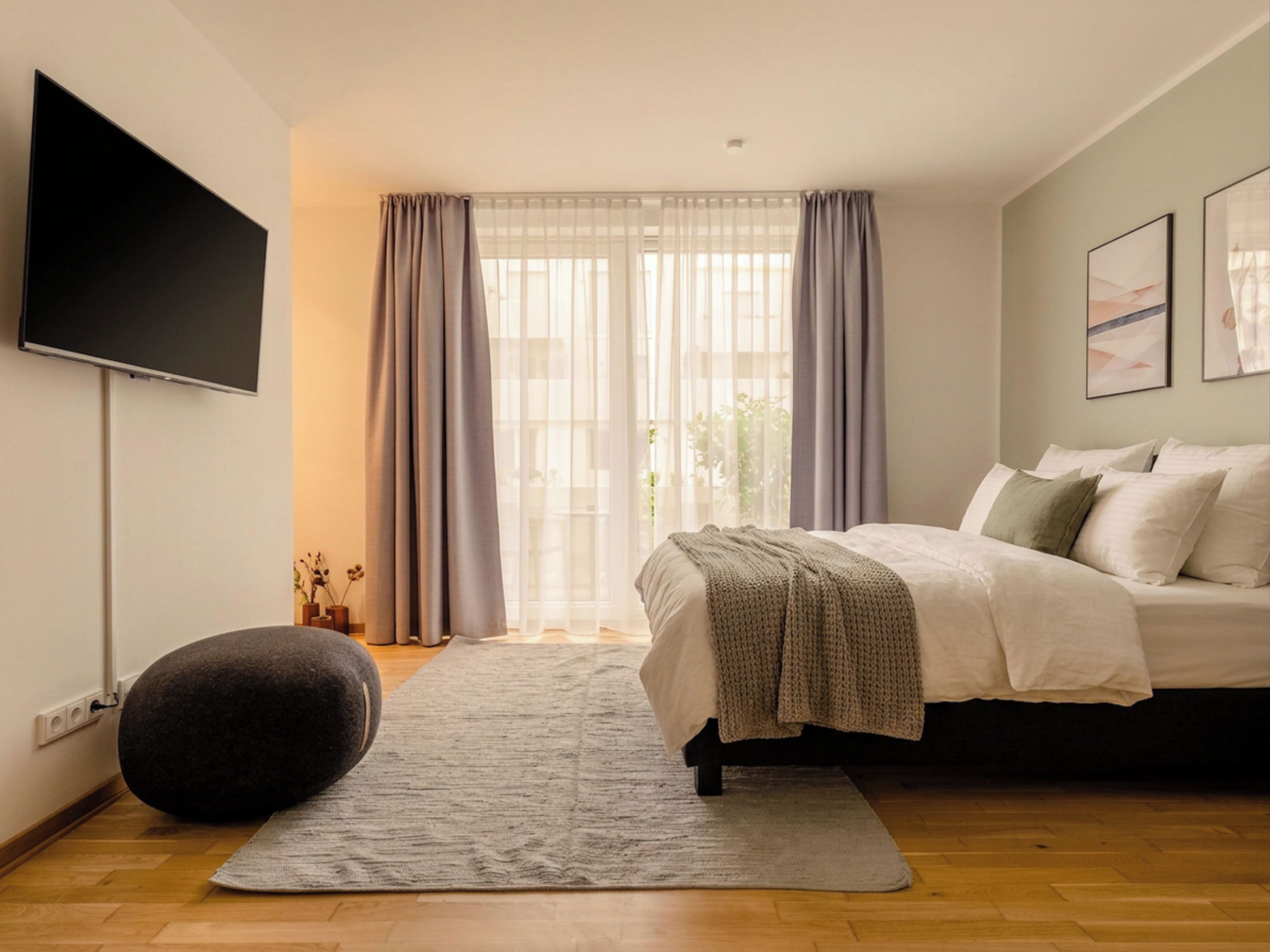 Suite L with sofa bed, balcony & courtyard view | Individuell inredning, gratis wi-fi och sängkläder
