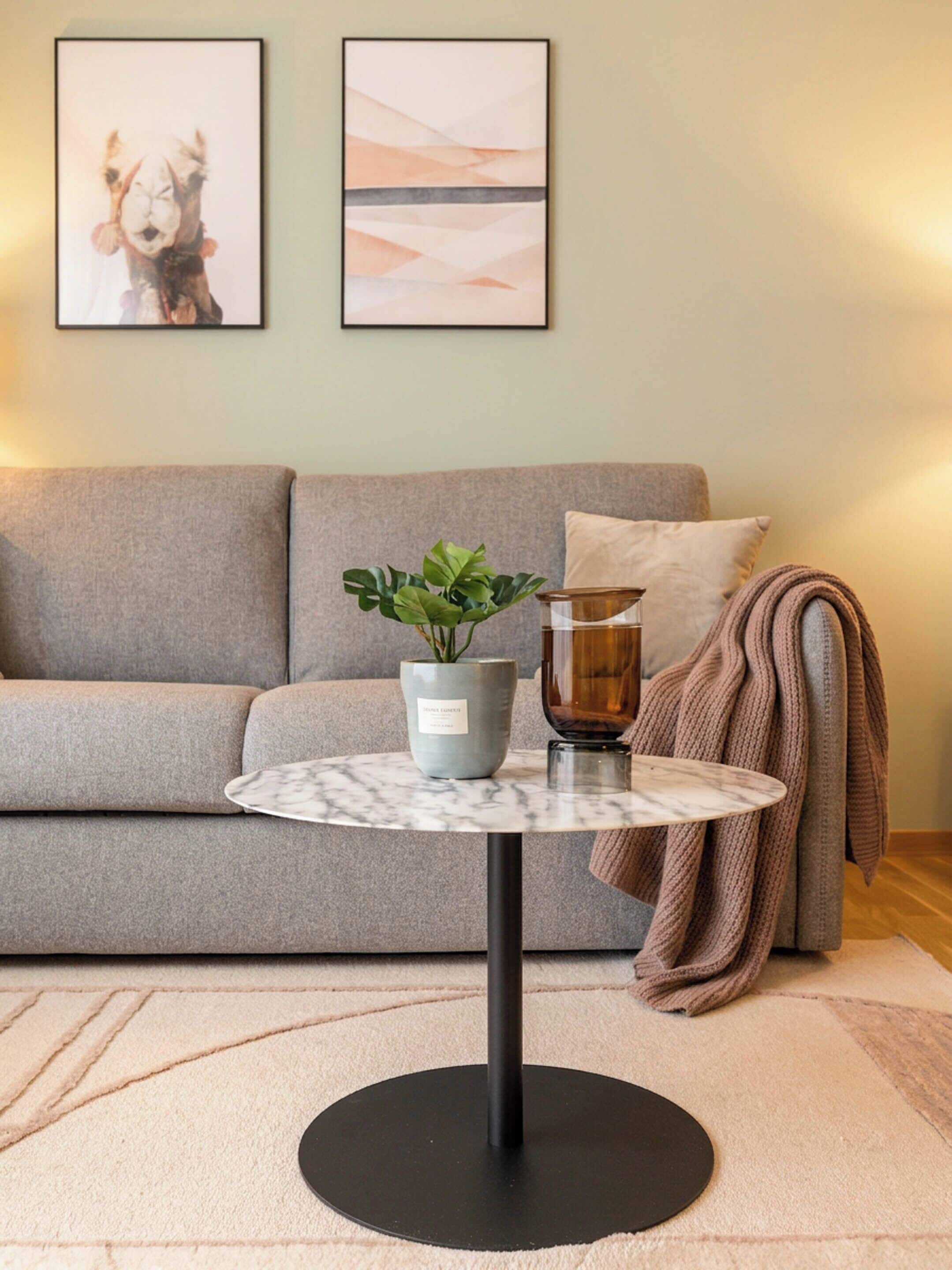 One-bedroom Suite with balcony & courtyard view | Wohnbereich | 40-Zoll-Smart-TV mit Satellitenempfang, Fernseher