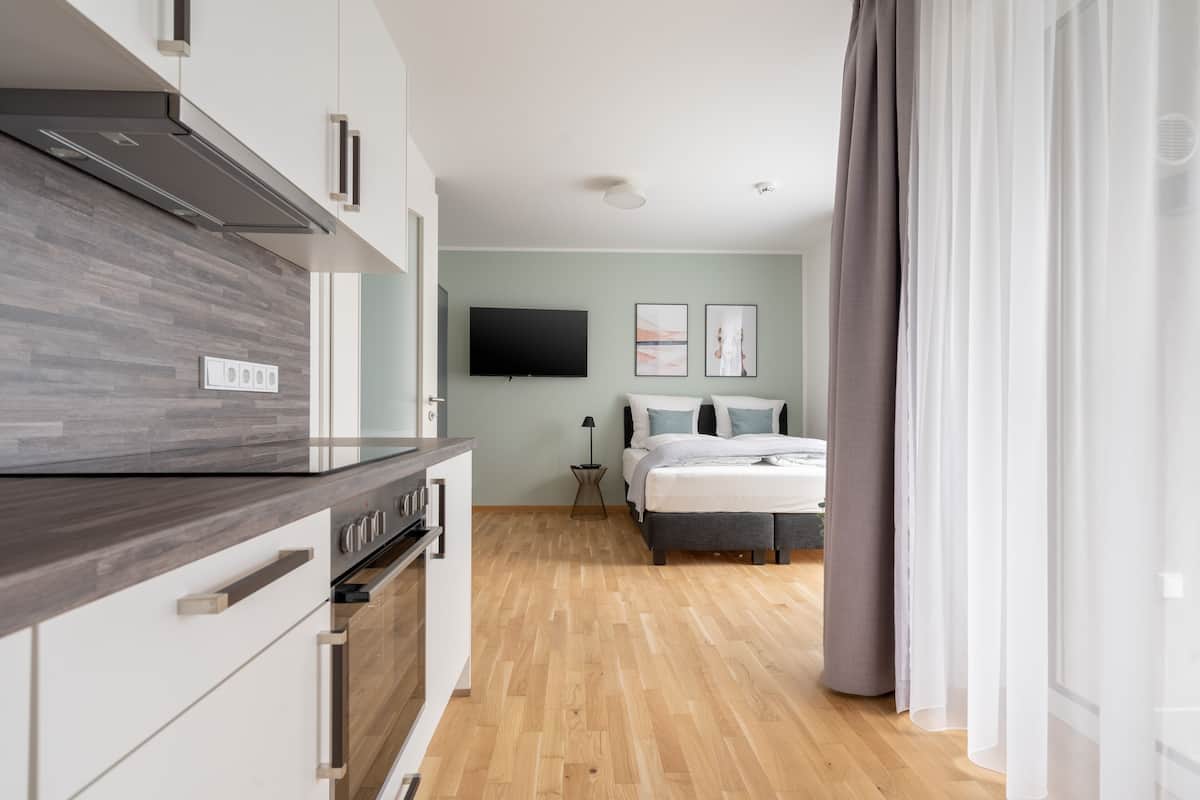 Suite M with loggia & street view | 1 slaapkamer, individueel gedecoreerd, gratis wifi, beddengoed