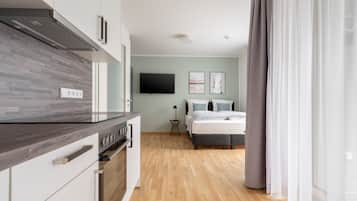 Suite M with loggia & street view | 1 ๊ฐ์ ์นจ์ค, ๊ฐ๊ฐ ๋ค๋ฅธ ์คํ์ผ์ ์ธํ
๋ฆฌ์ด, ๋ฌด๋ฃ WiFi, ์นจ๋ ์ํธ