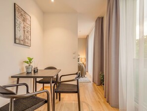 Suite L with balcony & courtyard view | Trang trí khác biệt, truy cập Internet không dây miễn phí 