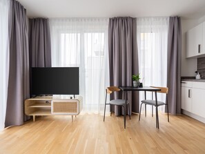 Suite XL with balcony & courtyard view | Living area
