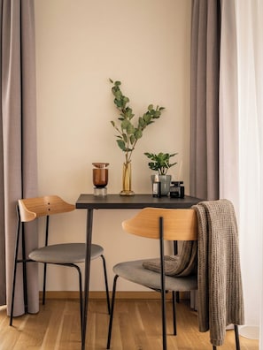 Suite L with loggia & street view | ห้องพักตกแต่งอย่างมีเอกลักษณ์, Wi-Fi ฟรี, ผ้าปูที่นอน