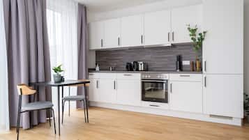 Suite XL with balcony & courtyard view | 私人厨房 | 冰箱、茶具/咖啡用具、烤面包机、餐桌