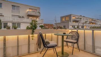 One-bedroom Suite with balcony & courtyard view | Terrasse/Patio