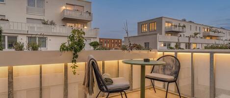 One-bedroom Suite with balcony & courtyard view | Terrasse/patio