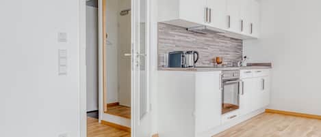 Suite L with loggia & street view | Eget kök | Kylskåp, kaffe- och tebryggare, brödrost och matbord