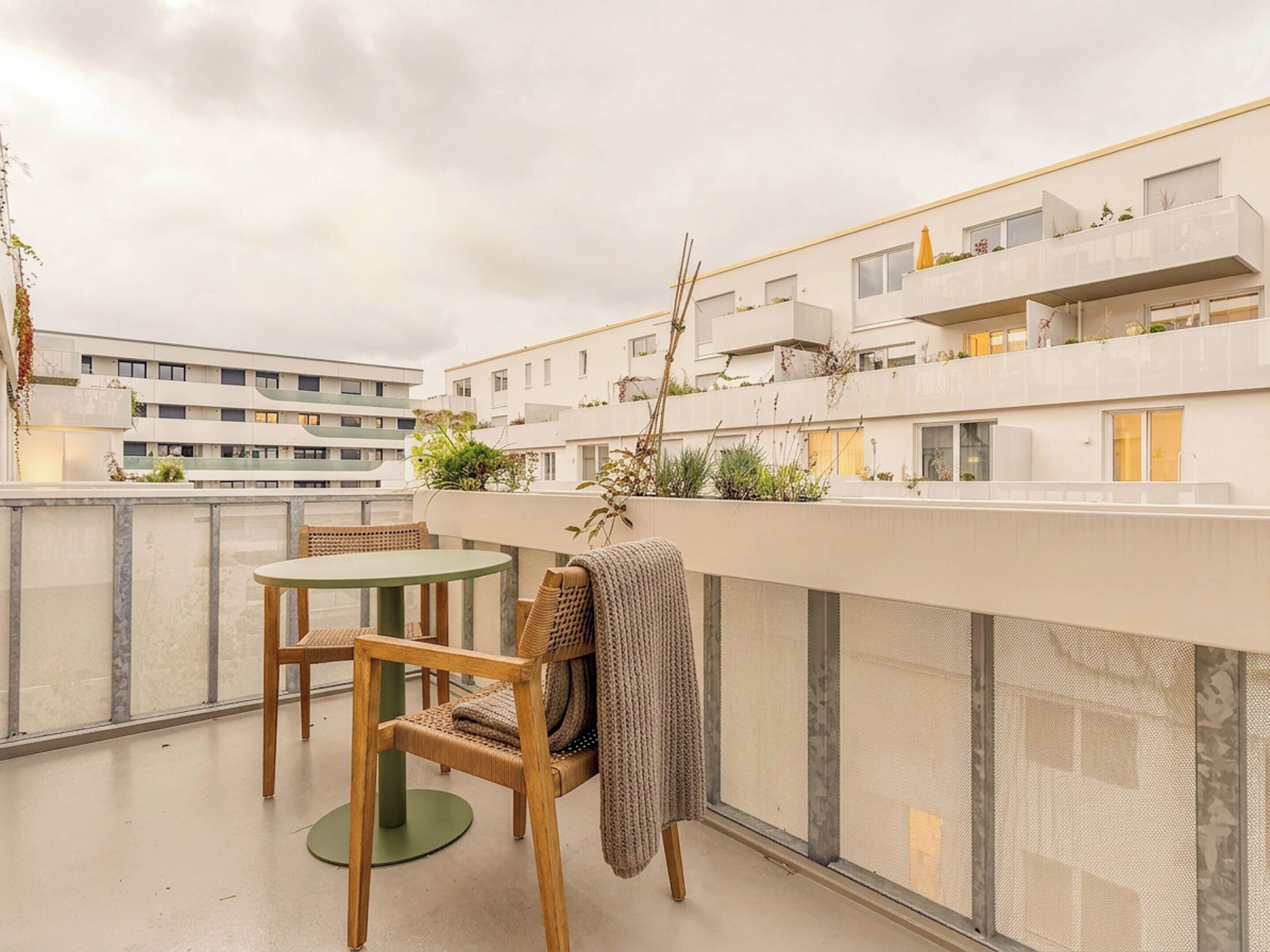 Suite L with sofa bed, balcony & courtyard view | Terraza o patio