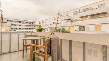 Suite L with sofa bed, balcony & courtyard view | Terrace/patio