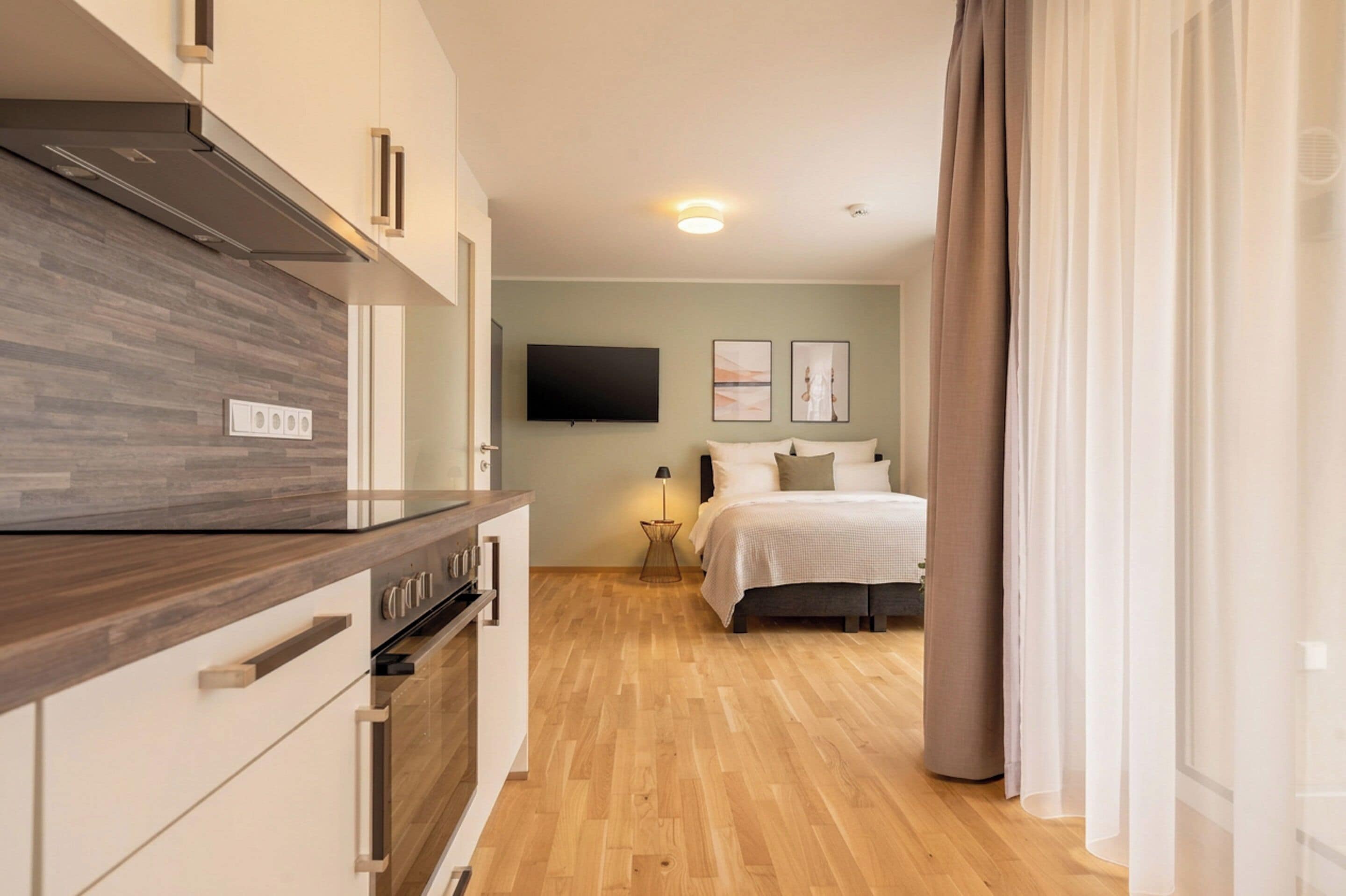 Suite M with loggia & street view | Individuell inredning, gratis wi-fi och sängkläder