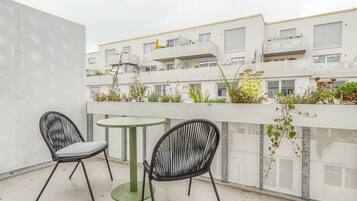 Suite L with sofa bed, balcony & courtyard view | Terrace/patio