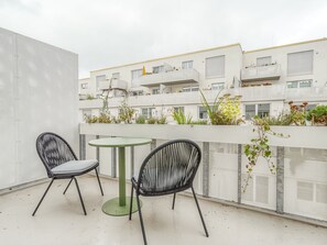 Suite L with sofa bed, balcony & courtyard view | Terrasse/gårdhave