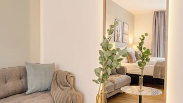 Suite L with sofa bed, balcony & courtyard view | Wifi gratis, decoración individual, ropa de cama