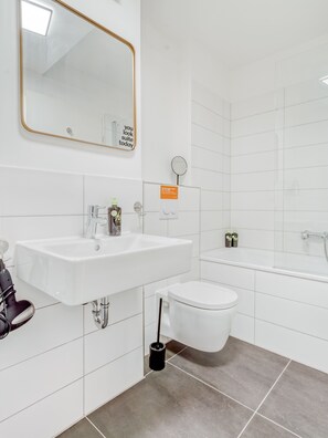 One-bedroom Suite with balcony & courtyard view | Badeværelse | Håndklæder