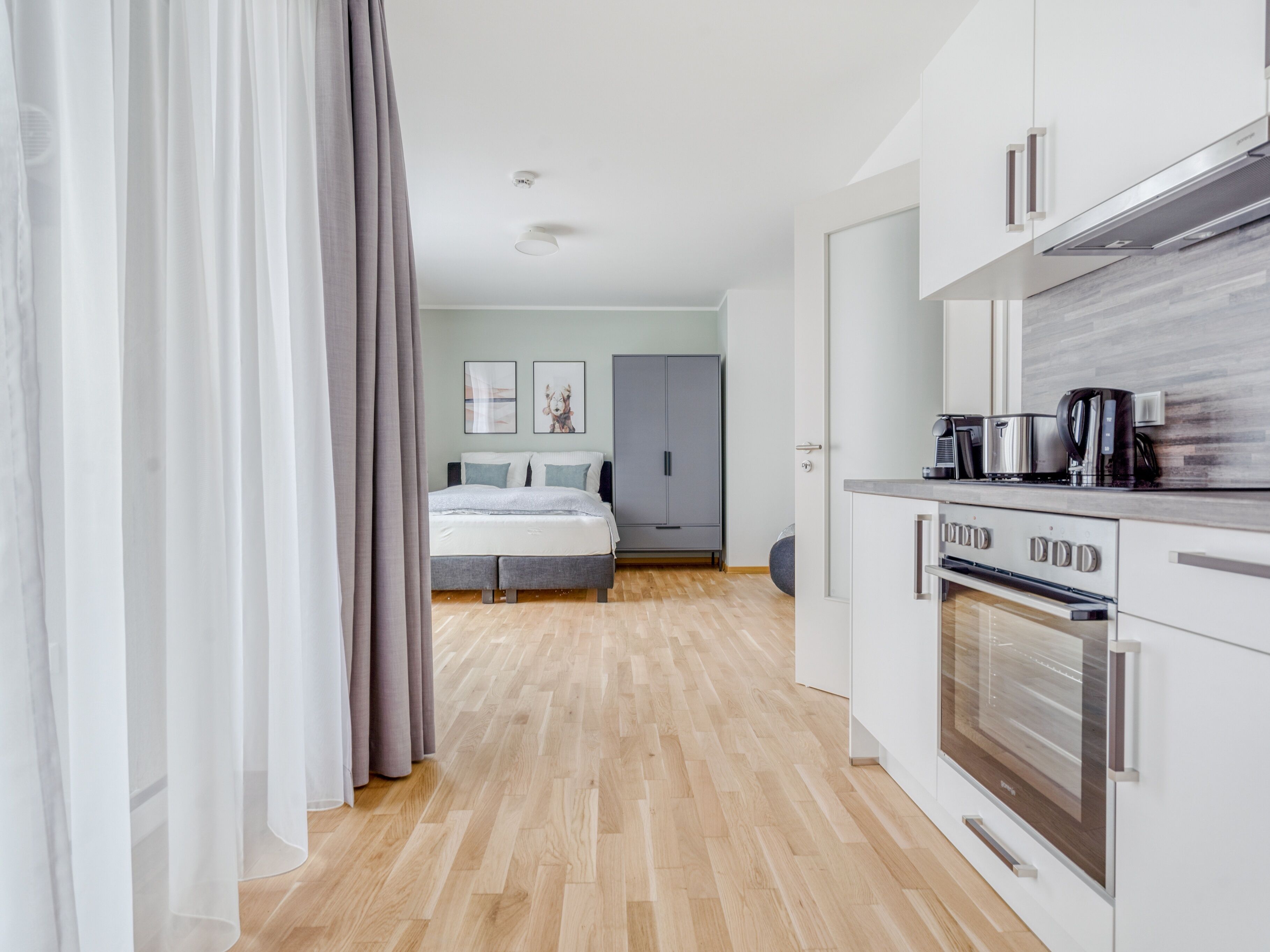 Suite L with loggia & street view | Decoración individual, wifi gratis, ropa de cama
