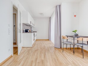 Suite L with loggia & street view | Private kitchen | Fridge, coffee/tea maker, dining tables - Limehome Dresden Wallstraße (Dresden)