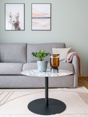 One-bedroom Suite with balcony & courtyard view | Living area | 40-inch Smart TV with satellite channels, TV - Limehome Dresden Wallstraße (Dresden)