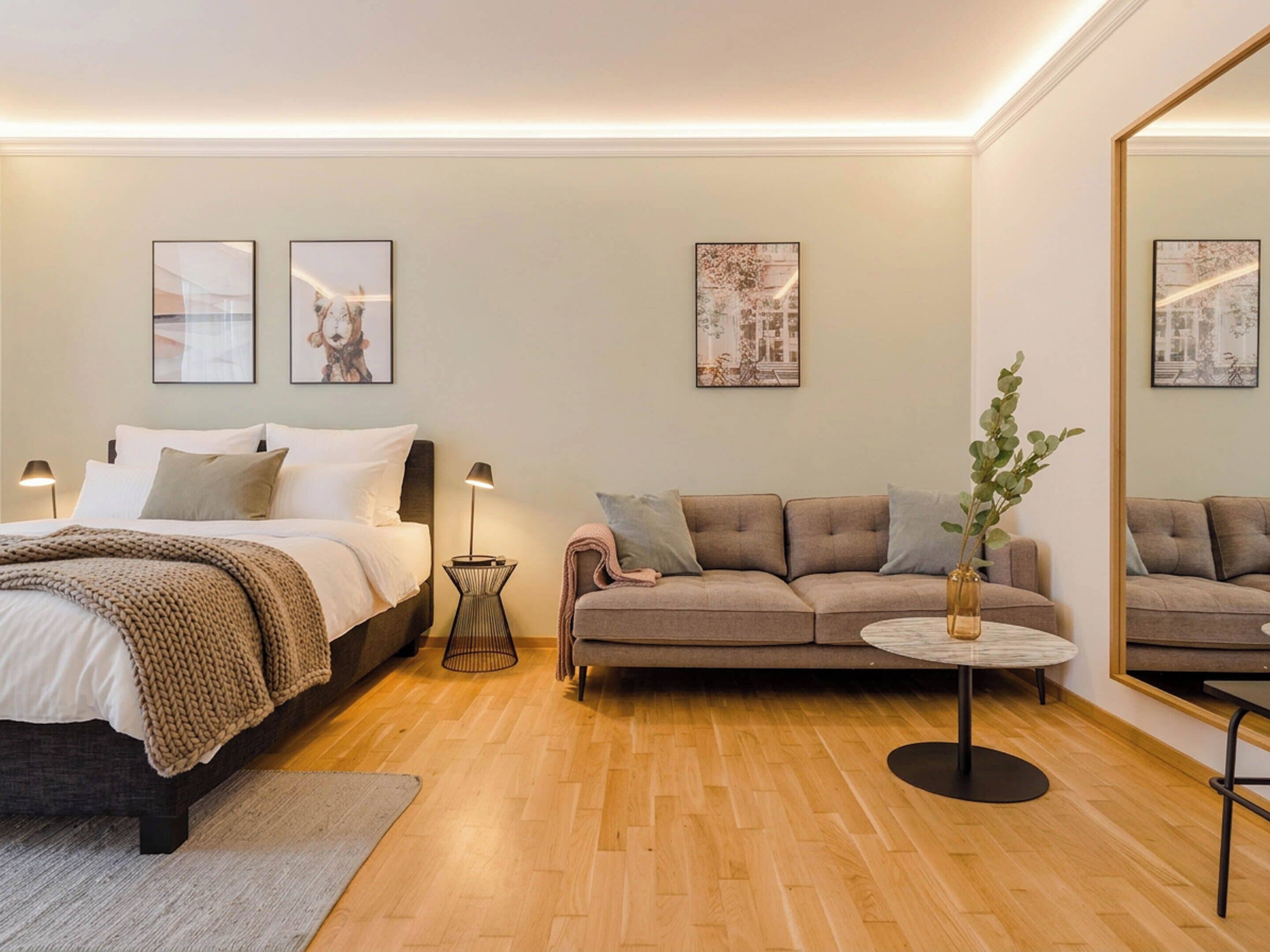 Suite L with sofa bed, balcony & courtyard view | Individuell dekoriert, kostenloses WLAN, Bettwäsche