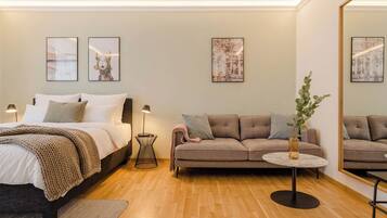 Suite L with sofa bed, balcony & courtyard view | Individuell dekoriert, kostenloses WLAN, Bettwäsche