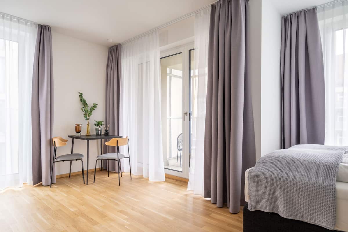 Suite L with loggia & street view | 1 slaapkamer, individueel gedecoreerd, gratis wifi, beddengoed