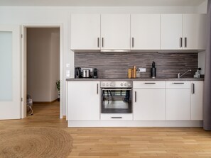 Fridge, coffee/tea maker, dining tables - Limehome Dresden Wallstraße (Dresden)