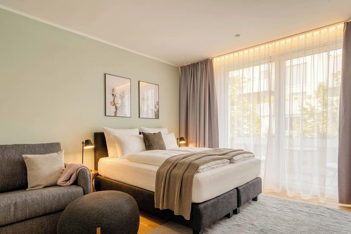 Suite L with balcony & courtyard view | Wifi gratis, decoración individual, ropa de cama