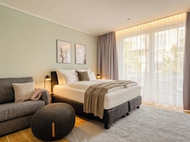 Wifi gratis, decoración personalizada y ropa de cama 