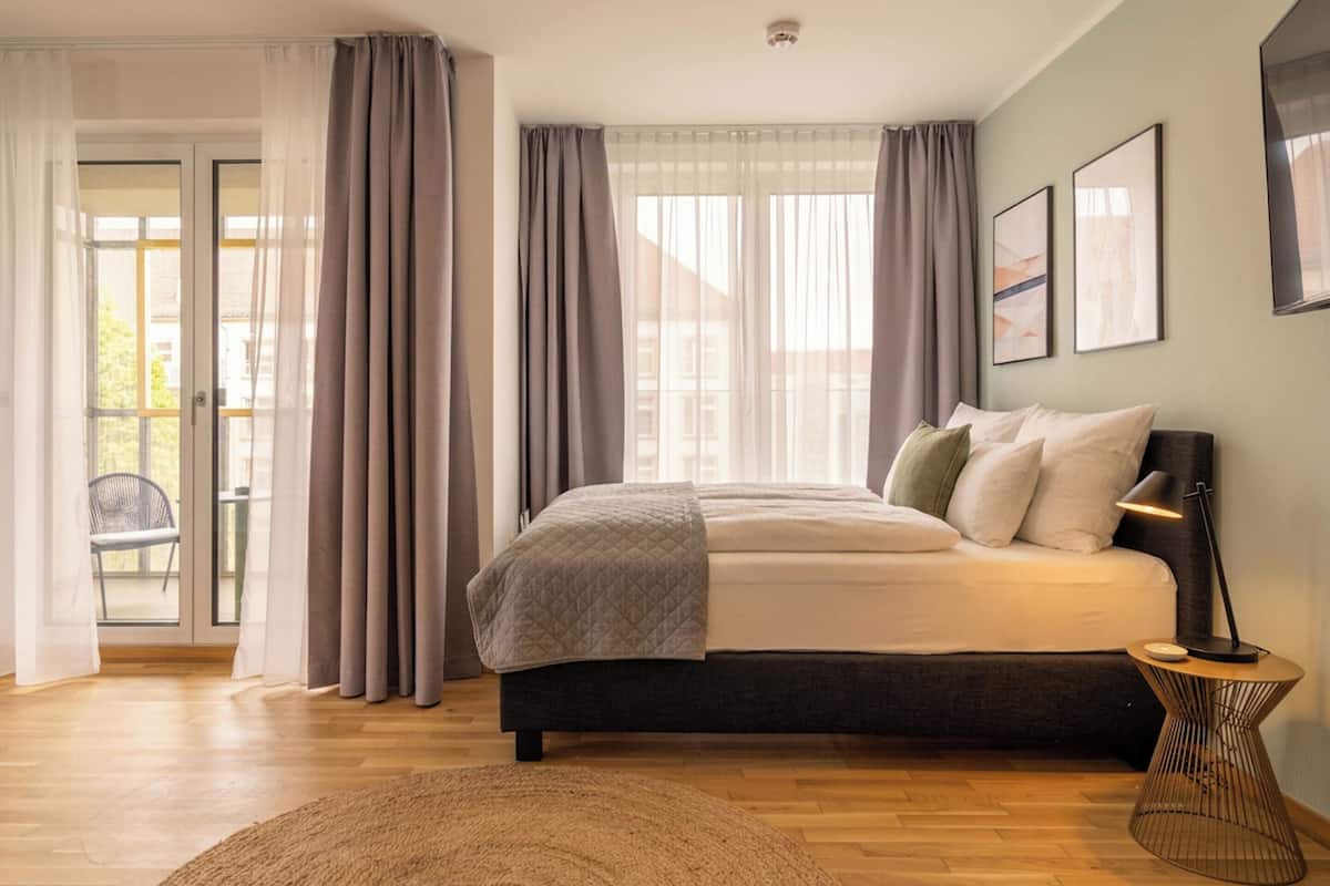 Suite L with loggia & street view | Wifi gratis, decoración individual, ropa de cama