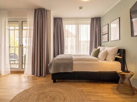 Suite L with loggia & street view | Individually decorated, free WiFi, bed sheets