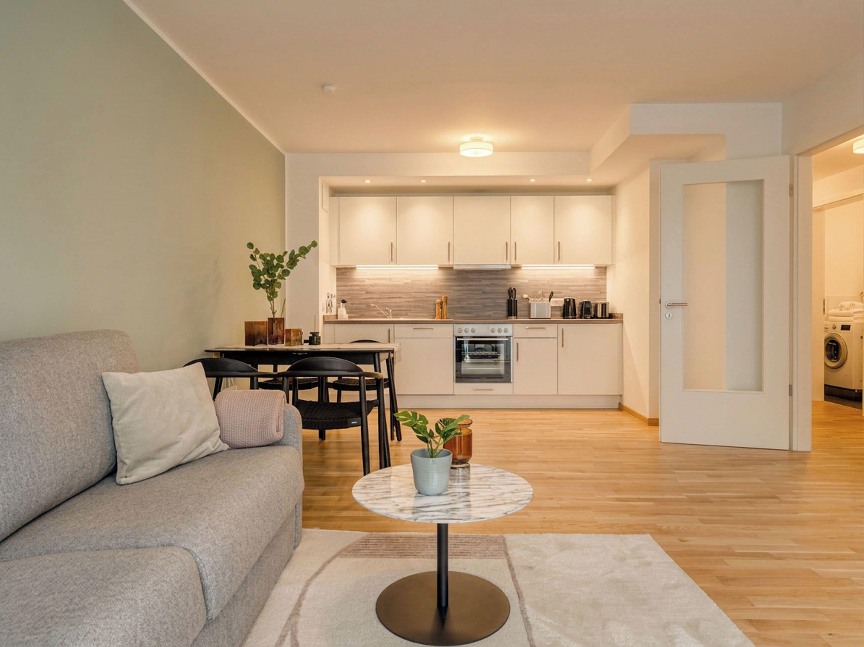 One-bedroom Suite with balcony & courtyard view | Wohnbereich | 40-Zoll-Smart-TV mit Satellitenempfang, Fernseher