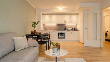 One-bedroom Suite with balcony & courtyard view | Wohnbereich | 40-Zoll-Smart-TV mit Satellitenempfang, Fernseher