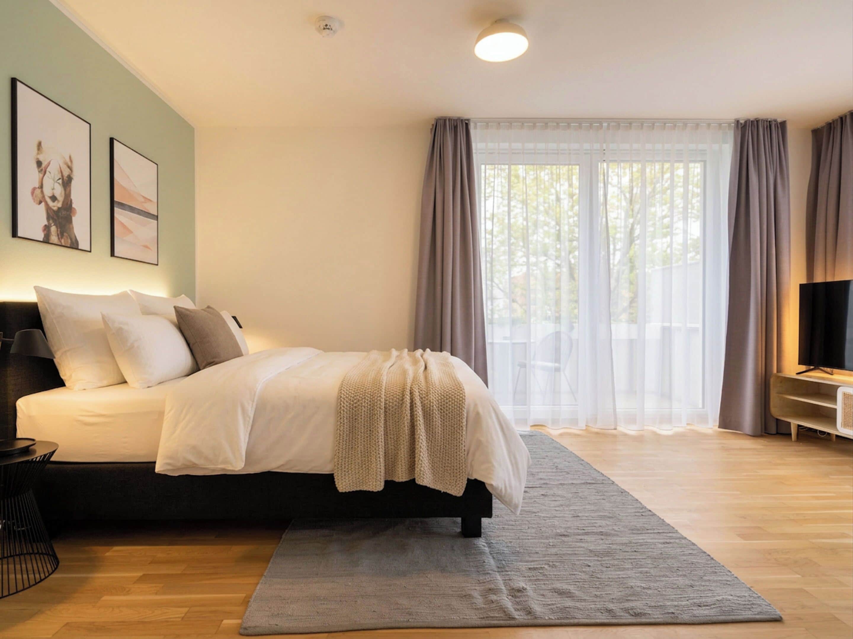 Suite XL with balcony & courtyard view | Individuell inredning, gratis wi-fi och sängkläder